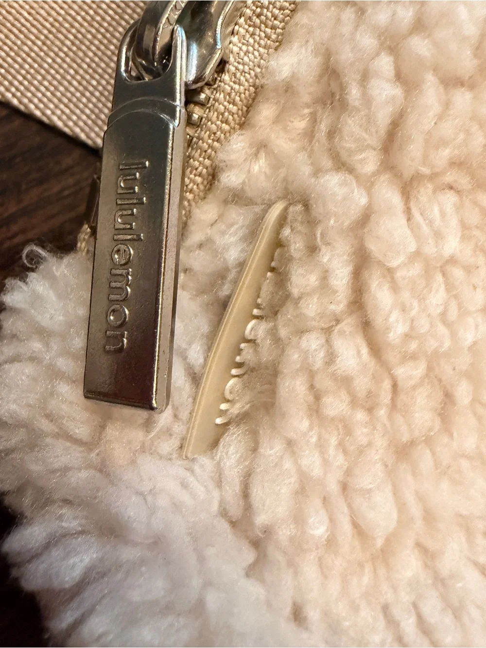 Everywhere Fleece Belt Bag Natural Ivory Trench Silver Logo